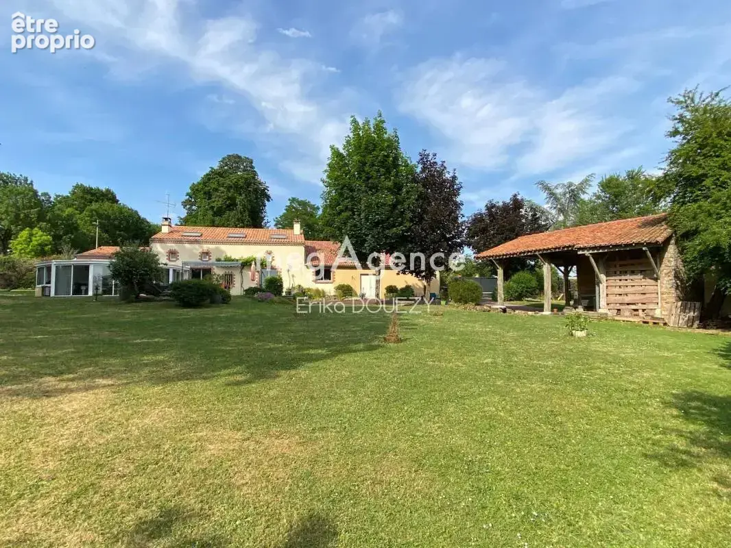 Maison 9 pièces 245 m² · à Yzernay · 245 m² · 369 900 €