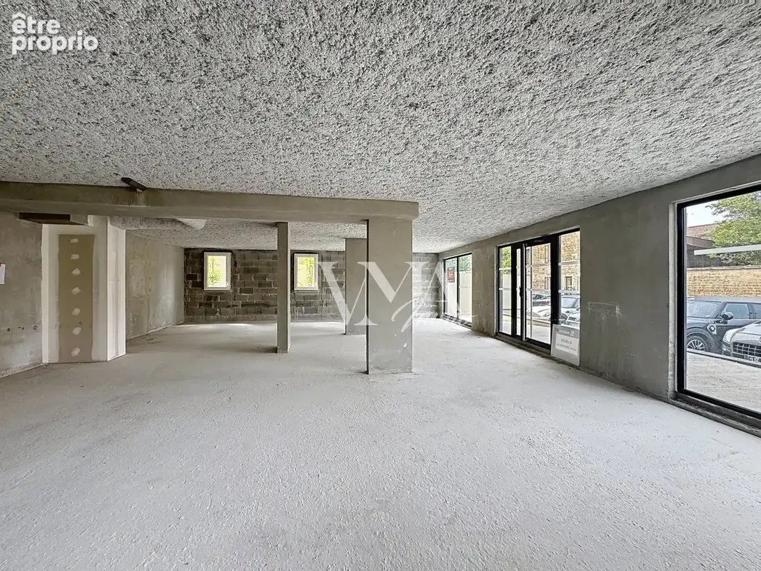 Exclusivité au coeur de JASSANS ! dernier local commercial avec forte visibilité - photo 5