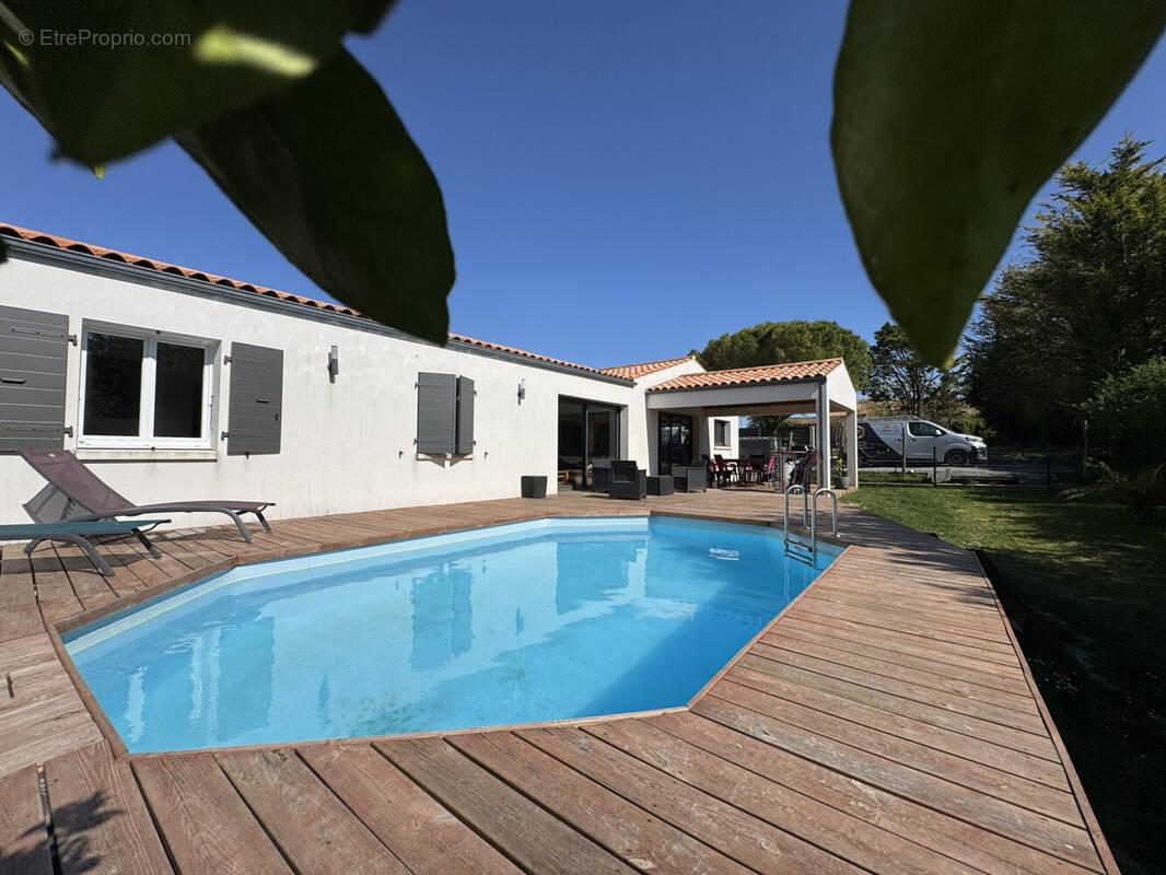 Maison à CHAILLEVETTE