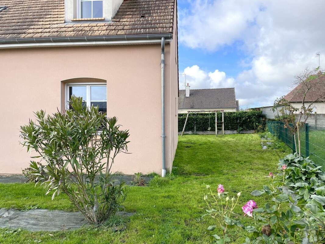 Accès jardin - Maison à MAROLLES-LES-BRAULTS