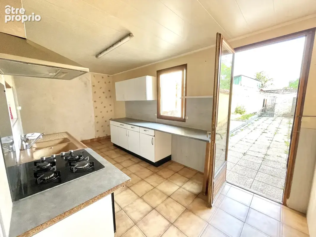 maison de 105 m2 à rénover - fort potentiel - photo 12