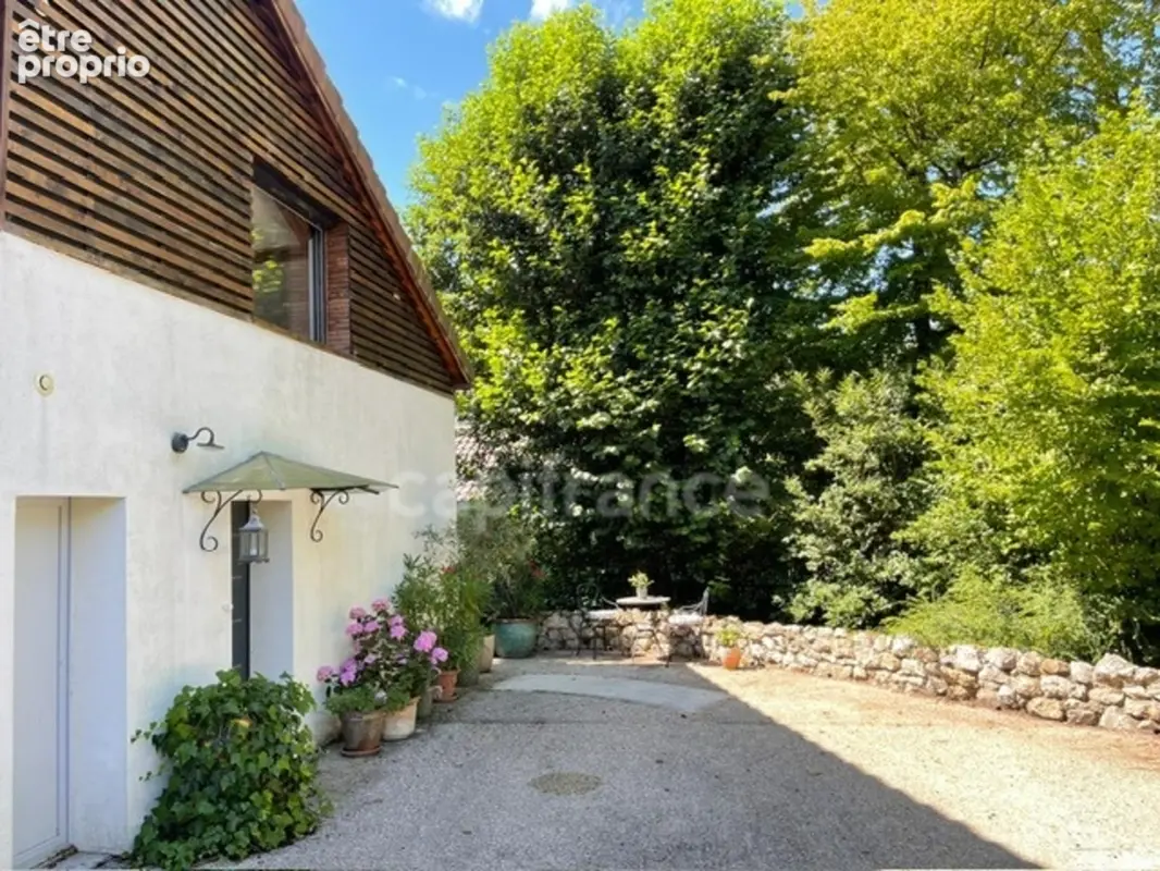 PRÉVESSIN-MOËNS – Ancienne forge du XIXᵉ transformée en loft – 187 m² – 3 chambres – Jardin - photo 30