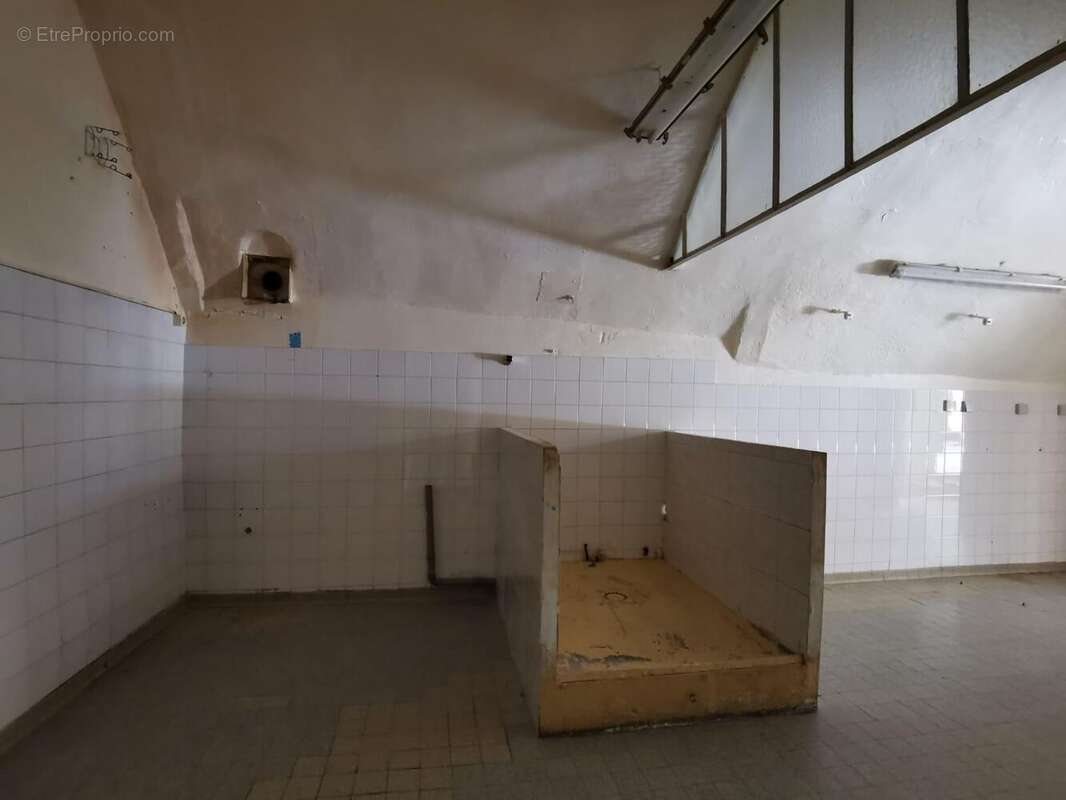   - Commerce à AUBENAS