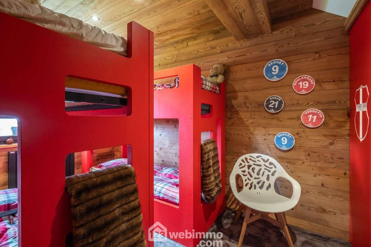 La troisième chambre est aménagée en dortoir pour enfants. - Maison à NOTRE-DAME-DE-BELLECOMBE