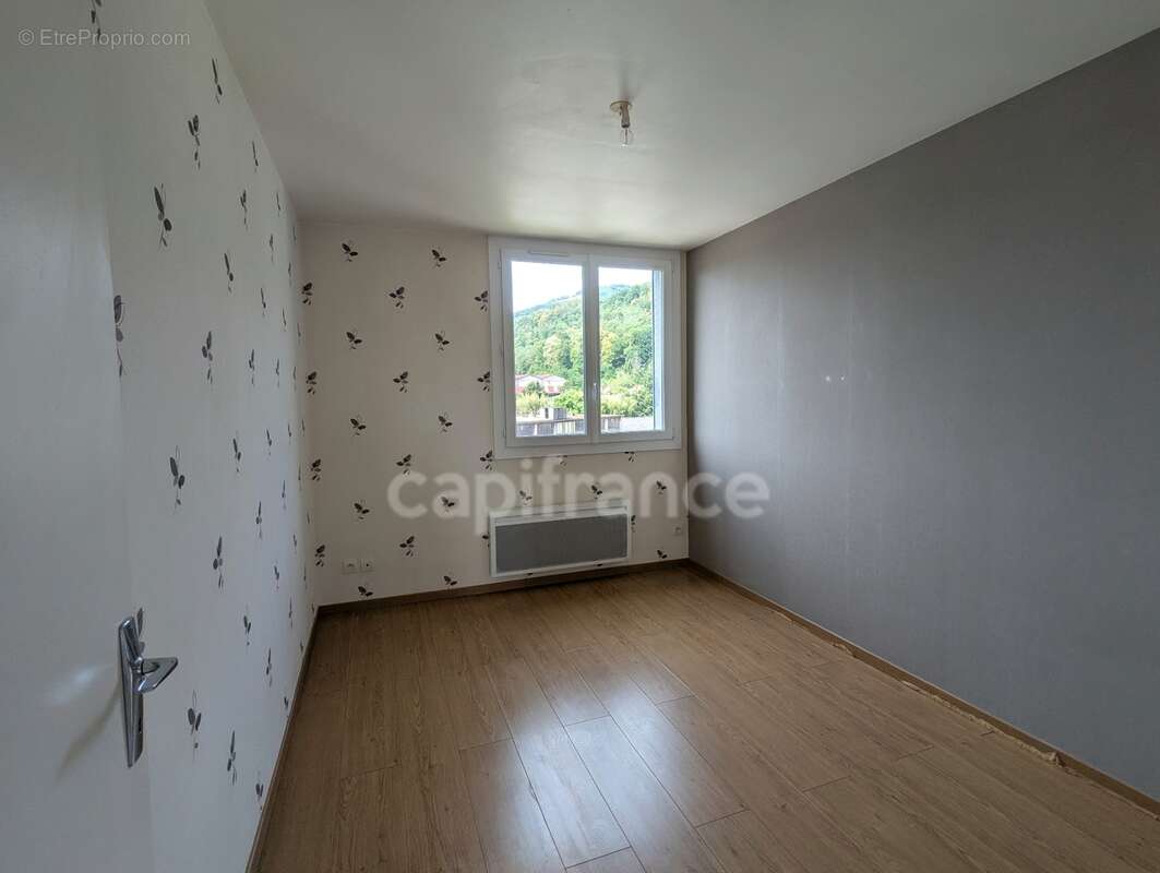 Appartement à vendre 4 pièces TULLINS (38) -  62.79 m² - Dernier étage - 2 chambres- 2 caves et stationnement au bas de l'immeub - photo 11