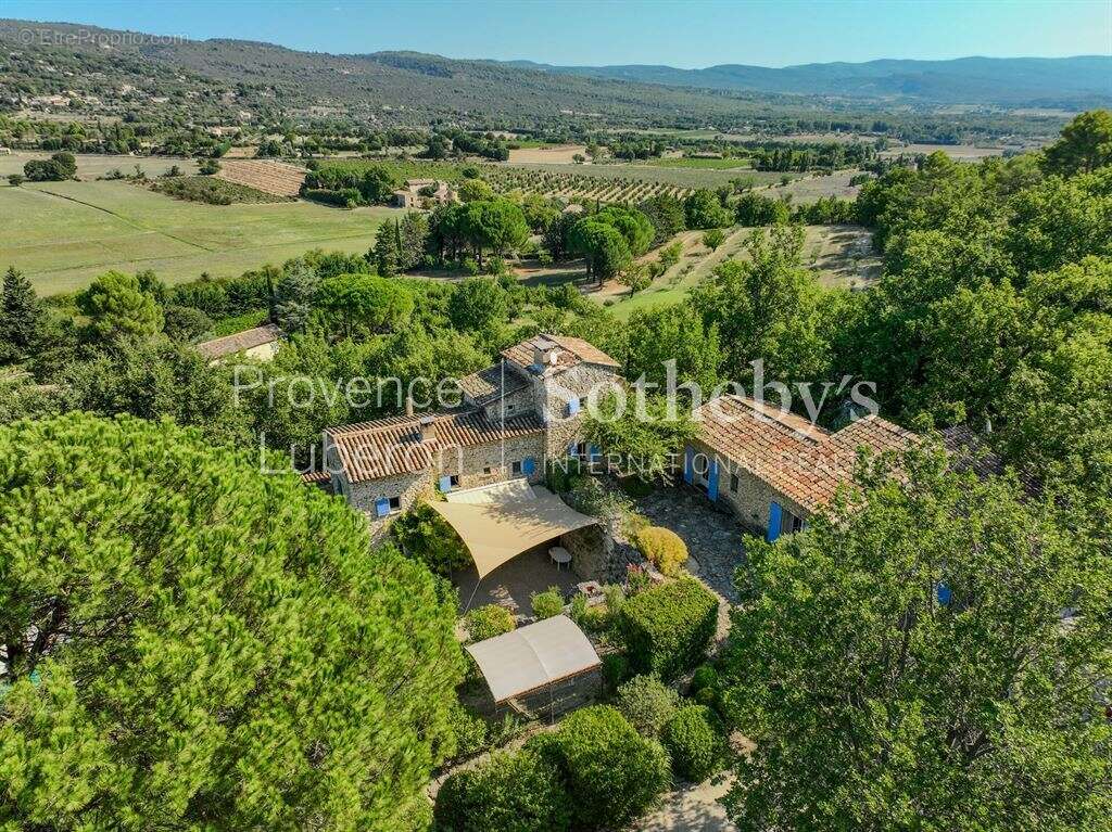 Propriété de charme avec vues sur Gordes, au cœur d’un écrin naturel - photo 2