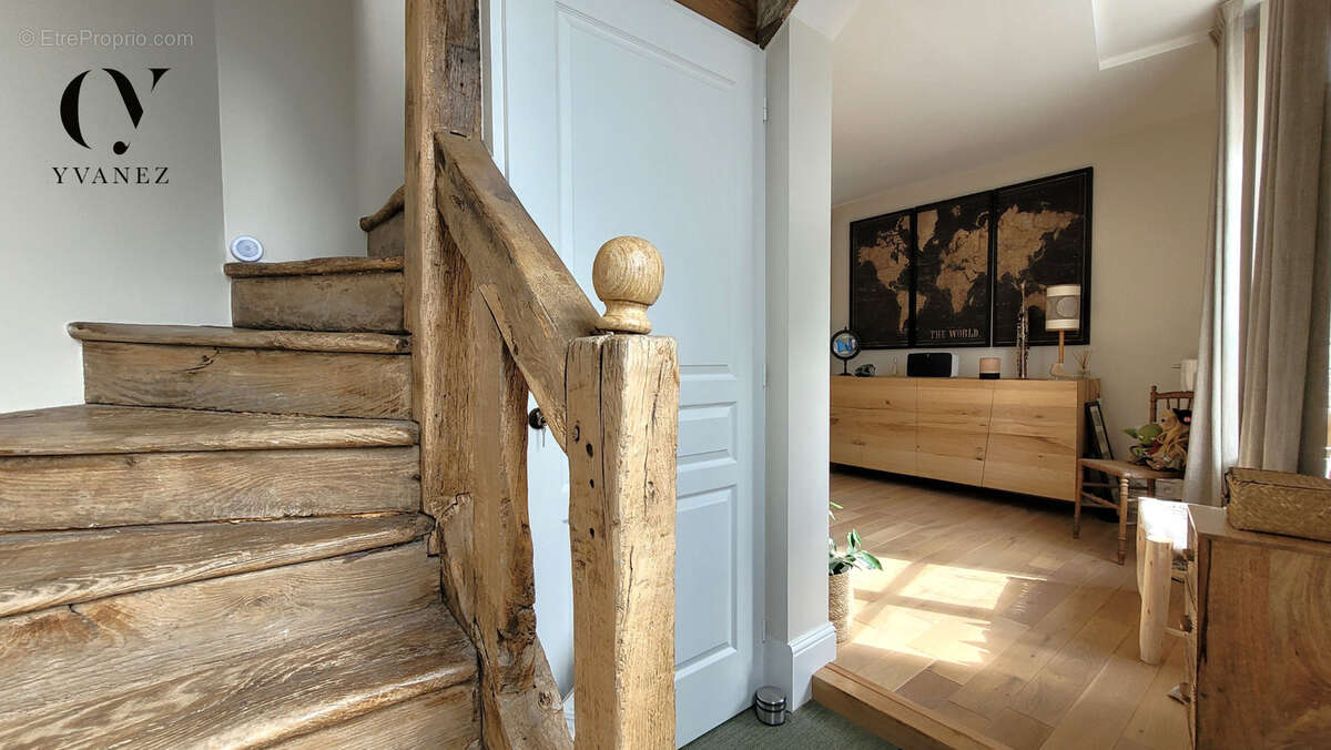 Prestigieuse maison de ville avec 4 chambres, cour, cave, garage et dépendance aménagée. - photo 7