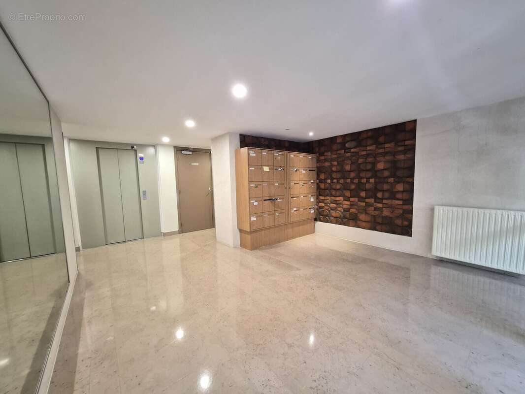 Hall d'entrée immeuble - Appartement à CHELLES