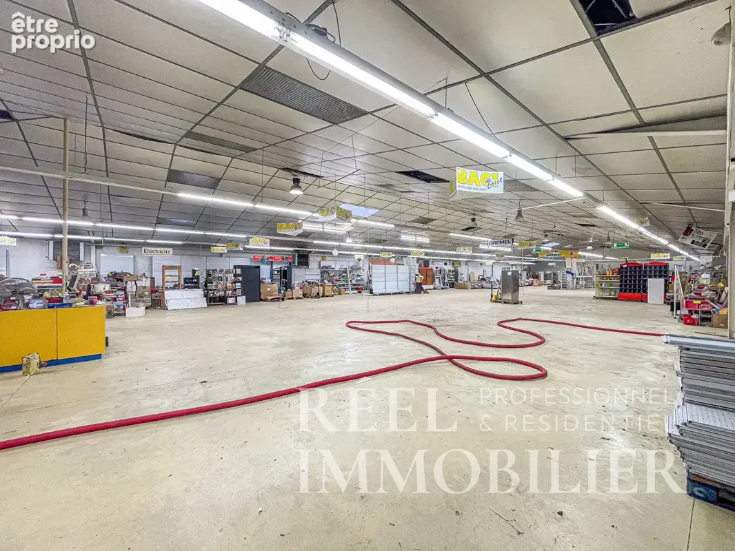 Local commercial de grande surface avec parking  - Emplacement n°1 - photo 8