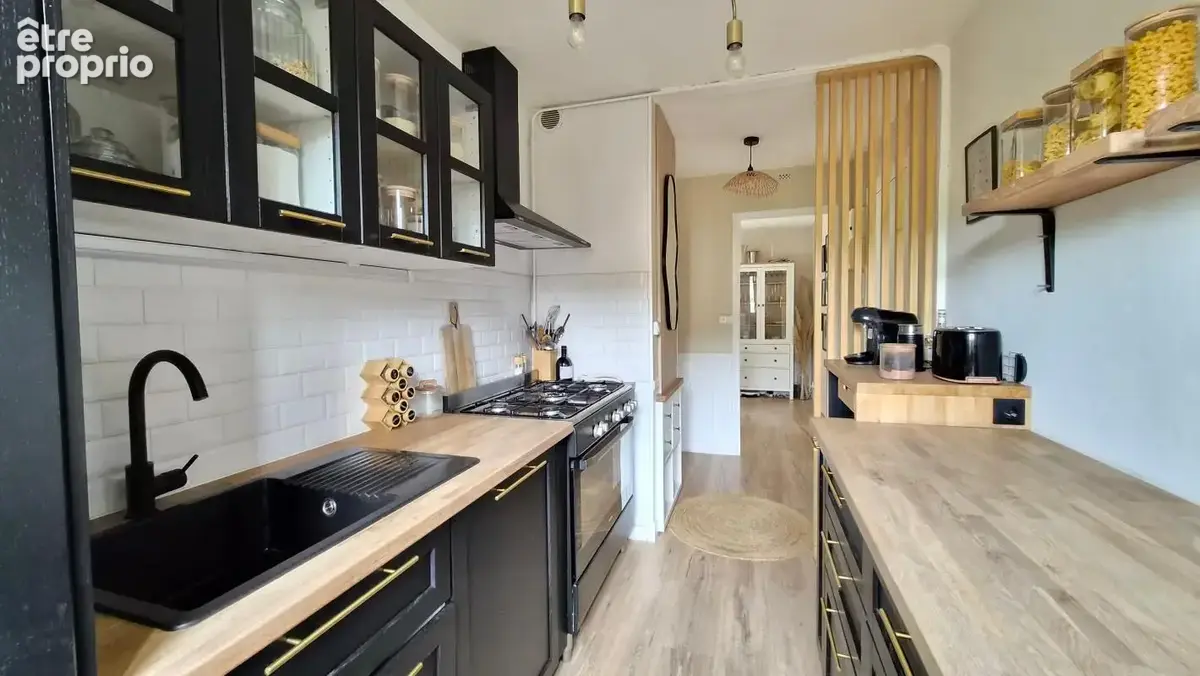 T4 rénové de 69.14 m², dernier étage, balcon, caves, parking - photo 6