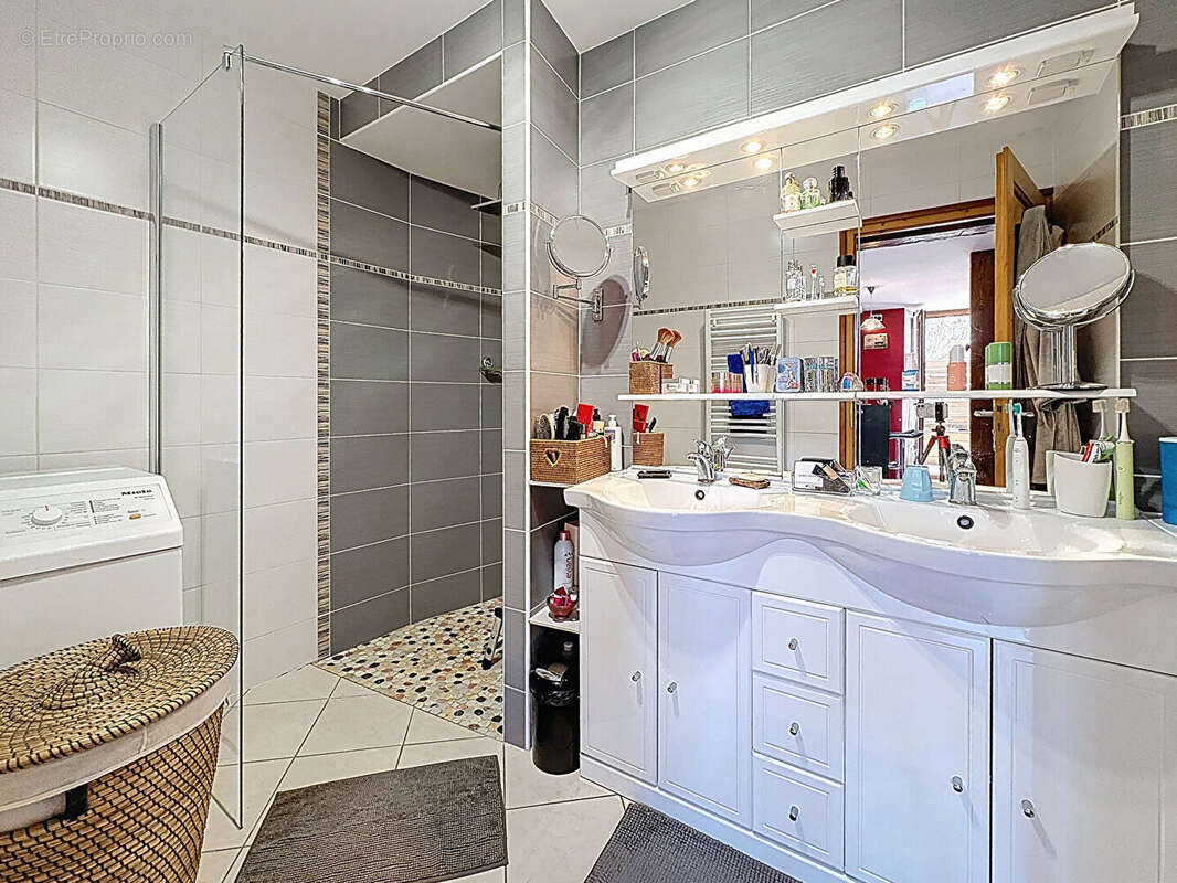 Appartement à LA ROCHE-SUR-FORON