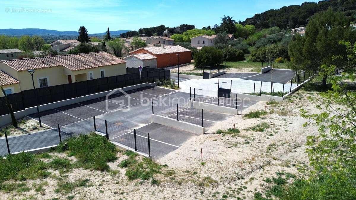 A vendre terrain constructible et viabilisé de 500 m2  , au pied du Luberon , très au calme , sur Mérindol - photo 2