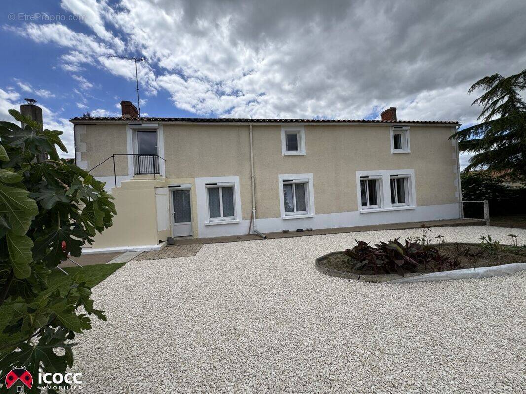 Maison à LES MAGNILS-REIGNIERS