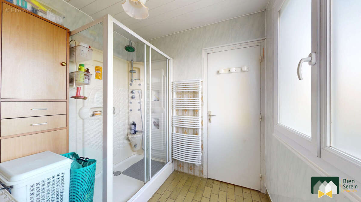 Salle d&#039;eau RDC - Maison à UMPEAU