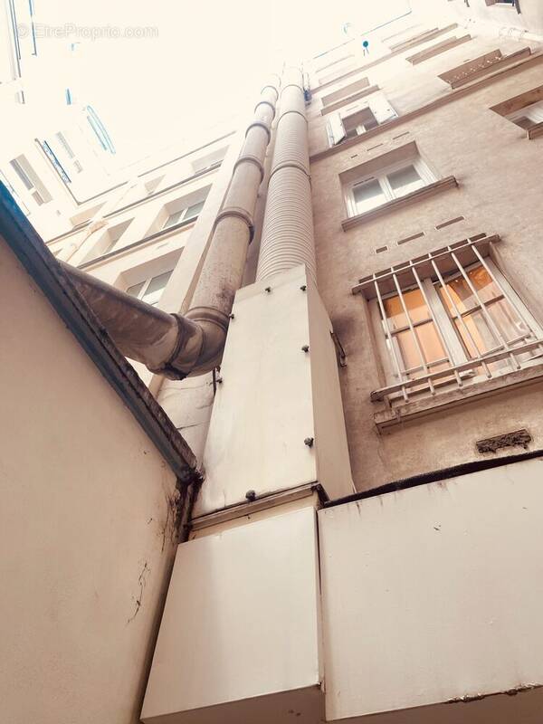 Autre à PARIS-7E