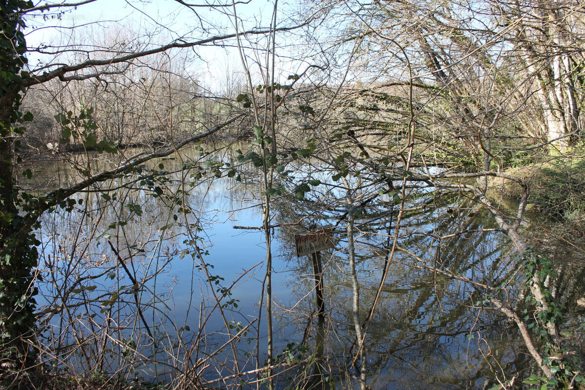 Terrain à SAINT-PRIEST-LES-FOUGERES