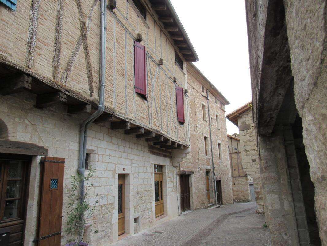 Grande maison medievale  de village entierement renovee dpe en b avec une petite maison qui sert de garage   290000€ - photo 44