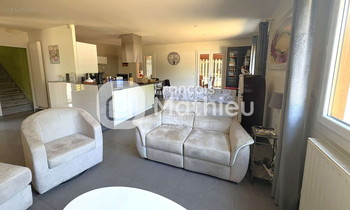 BLYES - Maison 5 pièces - 3 Chambres - 133 m2 habitables - Terrain d'environ 1221 m2 - photo 6