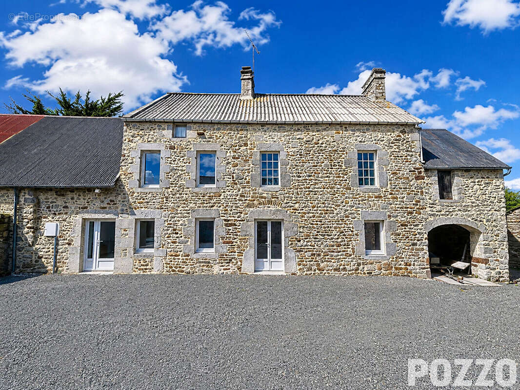 Magnifique longère, 133m2, dépendances, vaste terrain sans vis à vis à regneville sur mer - photo 2
