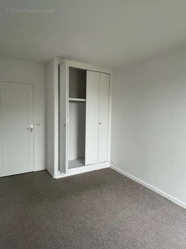 chambre avec placard - Appartement à MONTREUIL