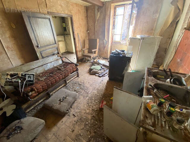 Maison à restaurer avec dépendances sur terrain de 1000 M2 - photo 7