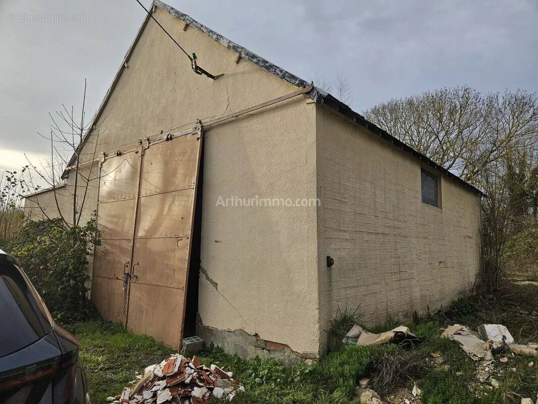 Parking à FLEURY-SUR-ORNE
