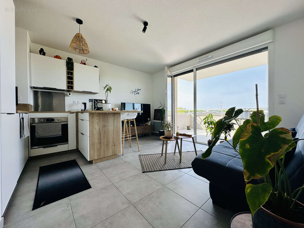 - lattes - lumineux t2 de 42m2  terrasse, double parking, immeuble de haut standing a 50m du tram et commerces - photo 2