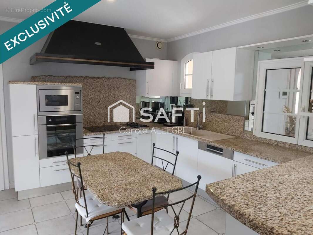 Maison 180 m² à Bourg-Saint-Christophe  - photo 8