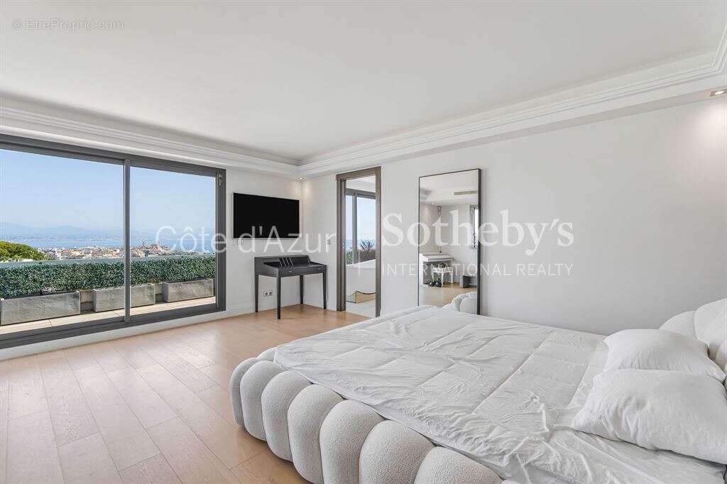 Antibes, penthouse rénové avec terrasse panoramique aux portes du Cap d’Antibes - photo 13