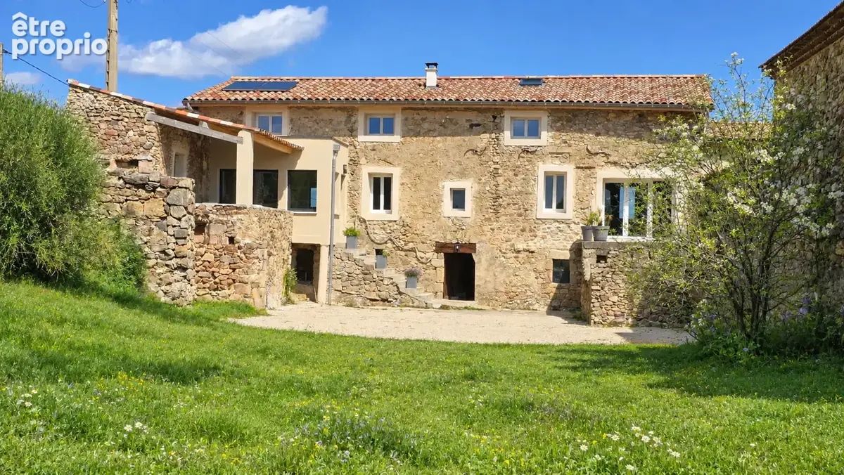 Propriété d'Exception Rénovée – 7.5 hectares - Étang privée - vue panoramique - Piscine - Source - photo 2