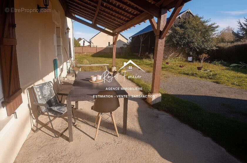 Terrasse avec panneau solaire sur la toiture - Maison à SAINTE-MAURE-DE-TOURAINE