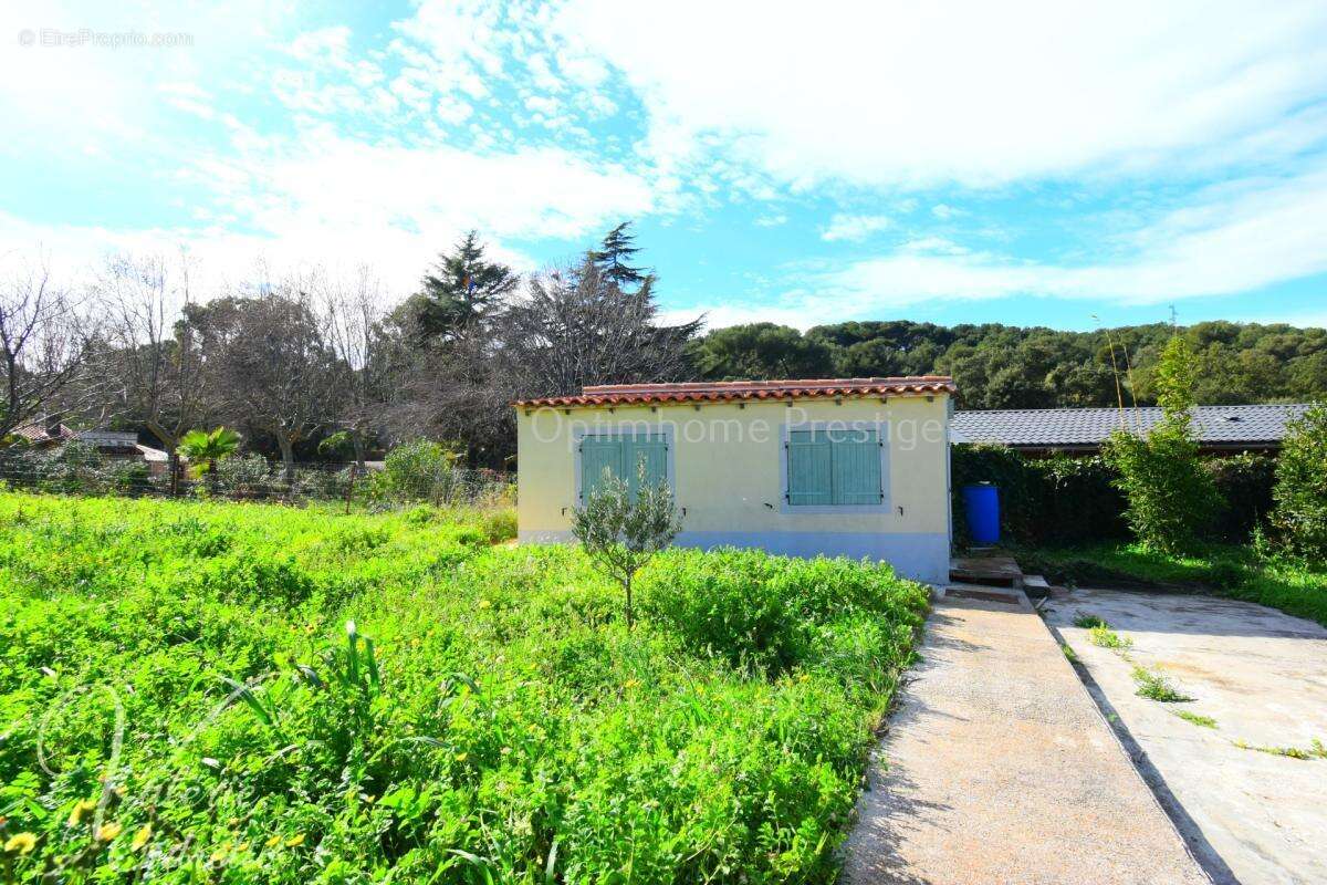 LE PRADET – LES OURSINIÈRES  Propriété 320 m² – 5 logements indépendants – Terrain 3 048 m² – Proche mer - photo 20