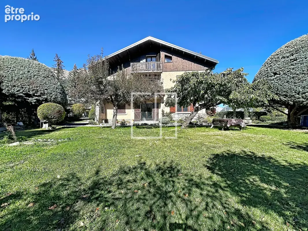 Maison familiale avec 2 appartements, garage double et terrain - Jausiers - photo 1