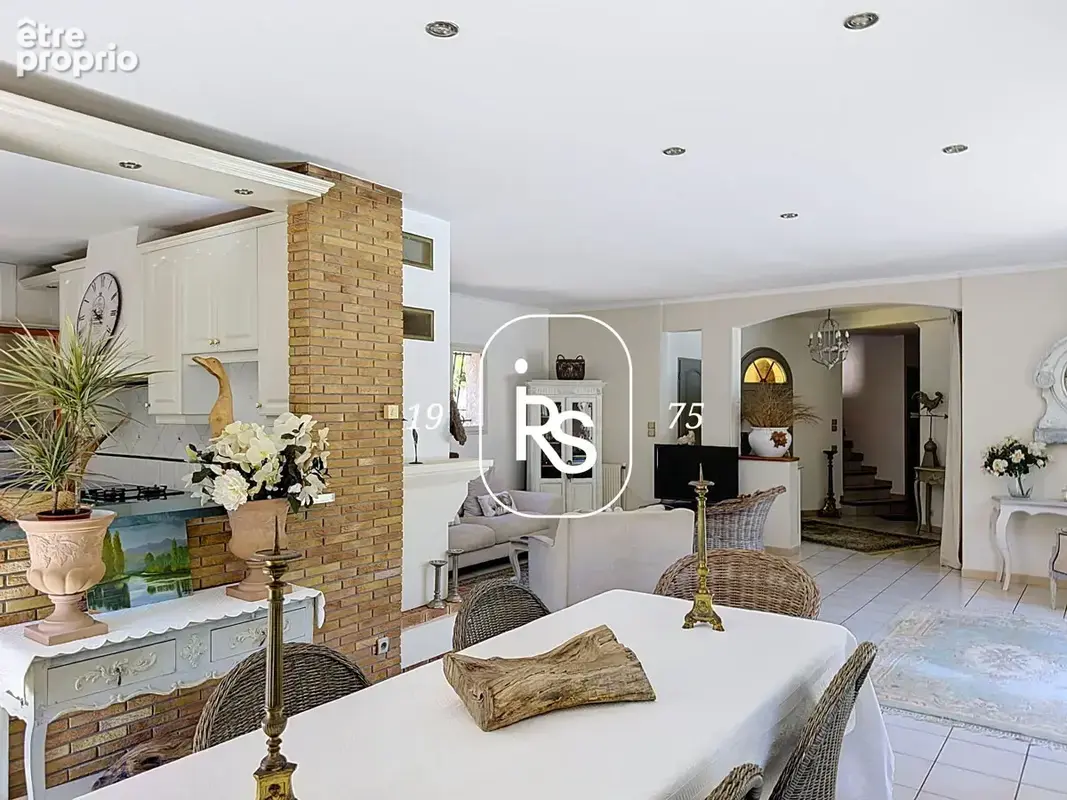 Dans un cadre privilégié, une élégante villa de 170 m2 habitables, des dépendances, une piscine et 4220 m2 de - photo 9