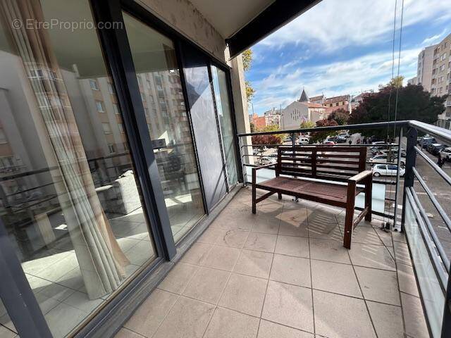   - Appartement à VILLEURBANNE