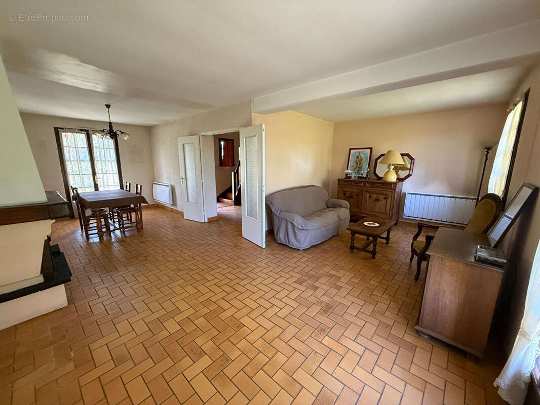 Maison familiale 109m2, 3 chambres, garage et dépendances - photo 3