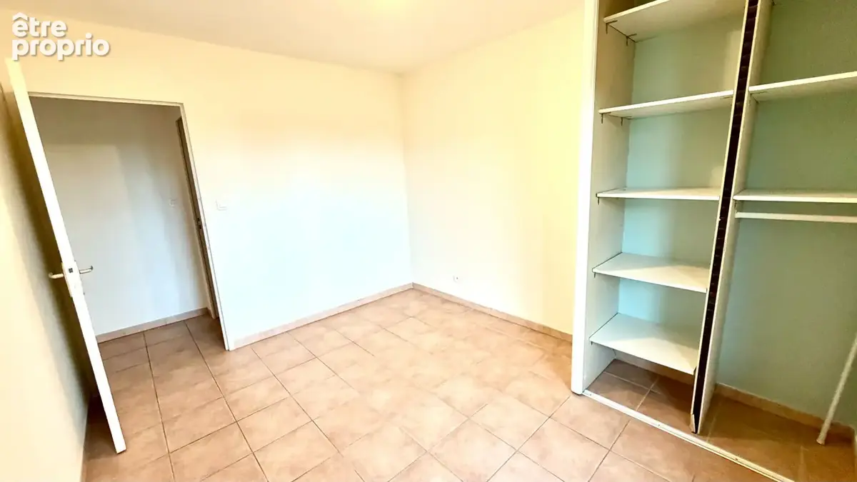 APPARTEMENT de type T4 résidentiel, avec parkings privatifs et sécurisés. - photo 9