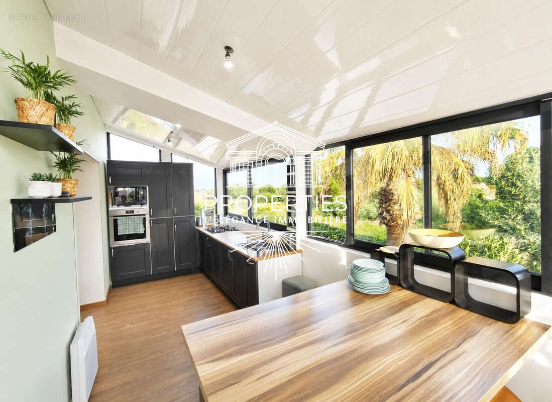 Bormes - maison renovee de 131 m² - divisee en deux appartements - photo 6