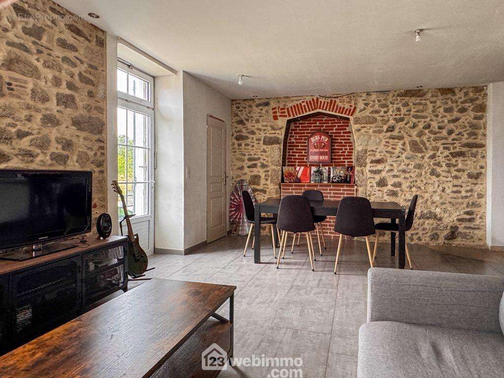 Le charme des murs en pierre - Maison à MENOMBLET