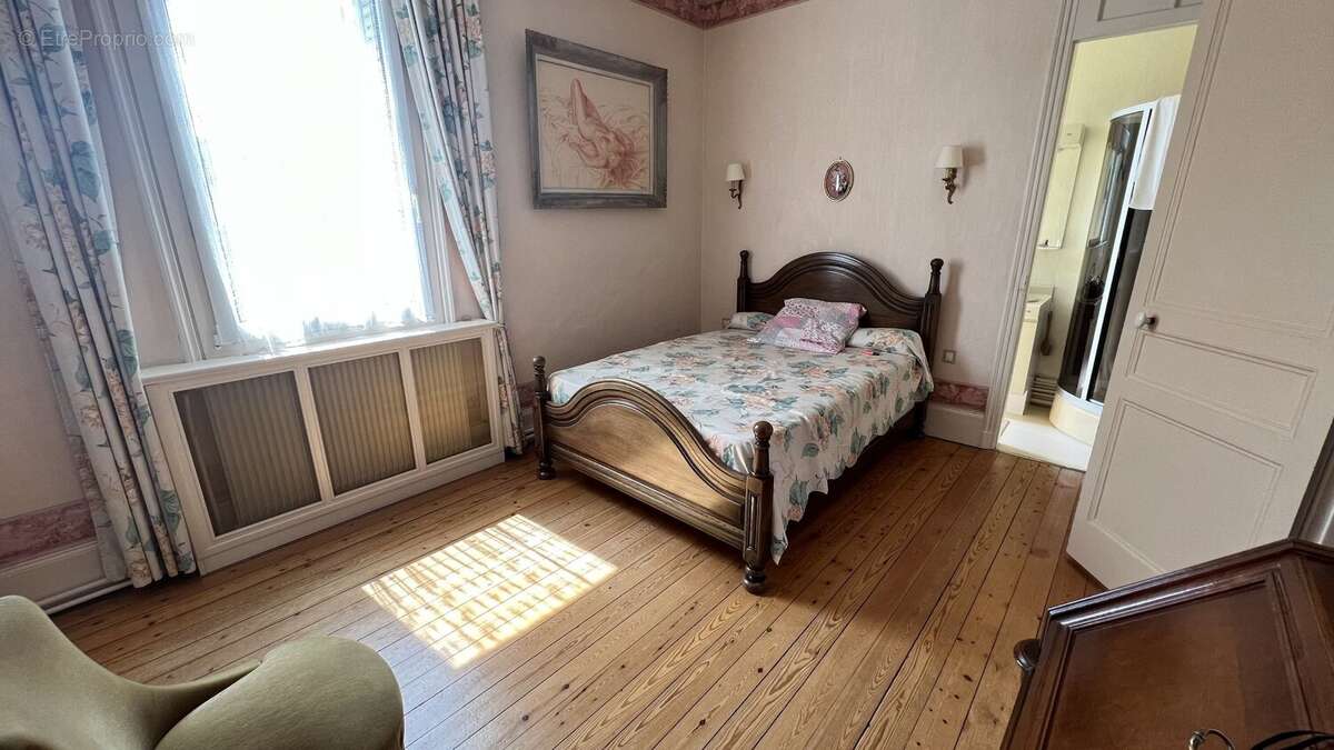 A vendre maison de ville en briques en plein centre ville de EU, 9 pièces, salon avec cheminée, salle à manger, 6 chambres, 2 sa - photo 7