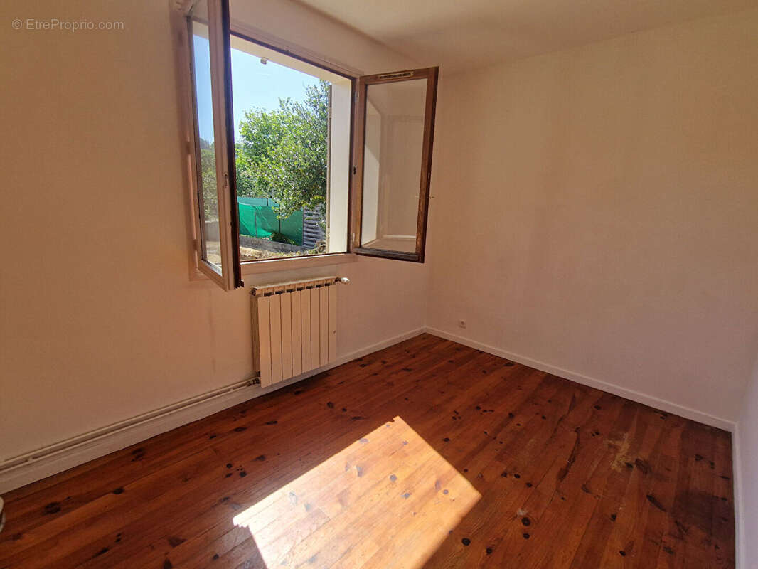 Maison de plain pied avec jardin, piscine et garage - photo 7