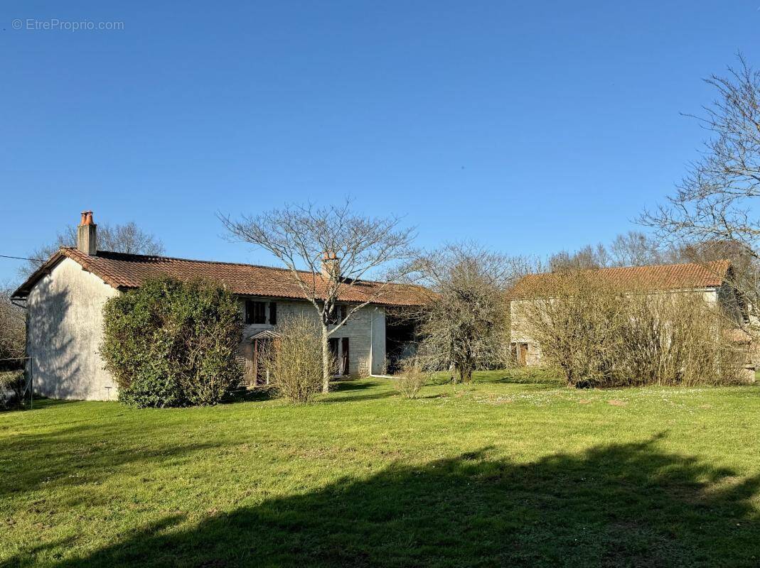 Maison à CLUSSAIS-LA-POMMERAIE