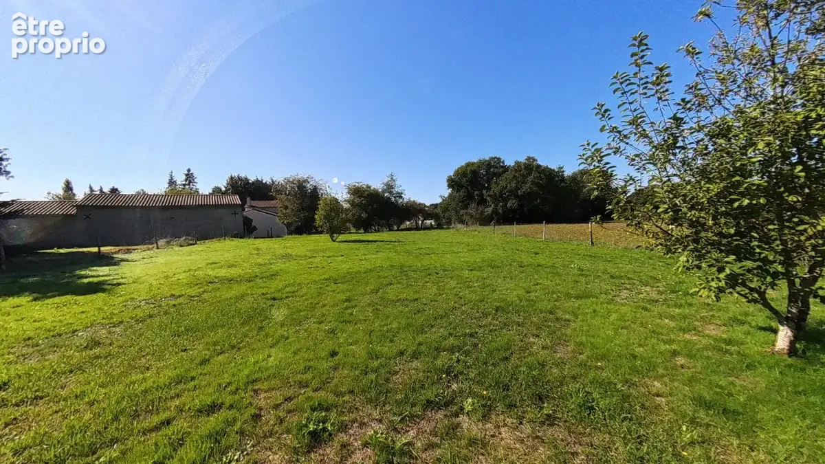 Terrain 1127 m² à Iteuil  - photo 2