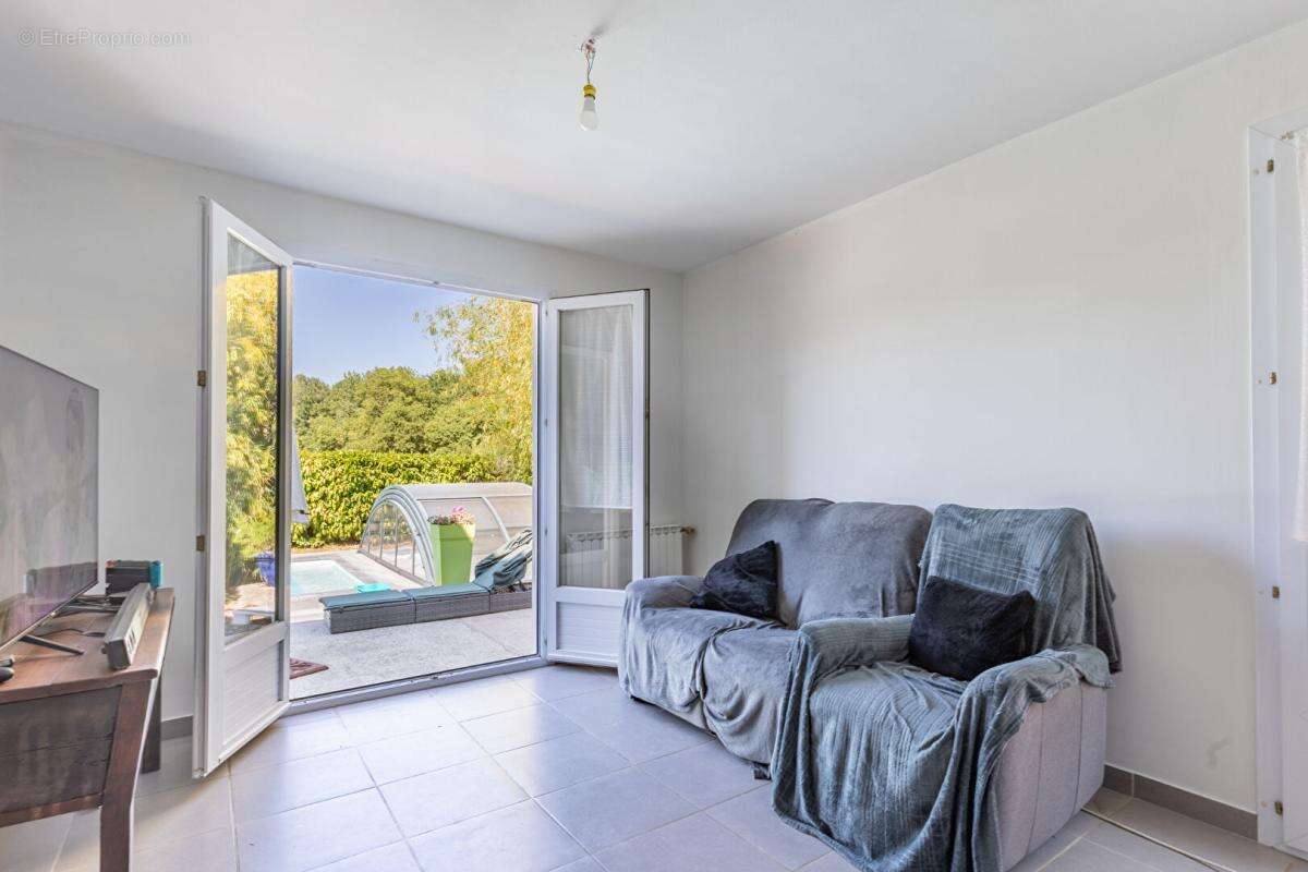 Maison Cugand 5 P . 4 Chs . 121.69 M² . T 1276 M² . Piscine avec abri . Garages . Terrasse - photo 8