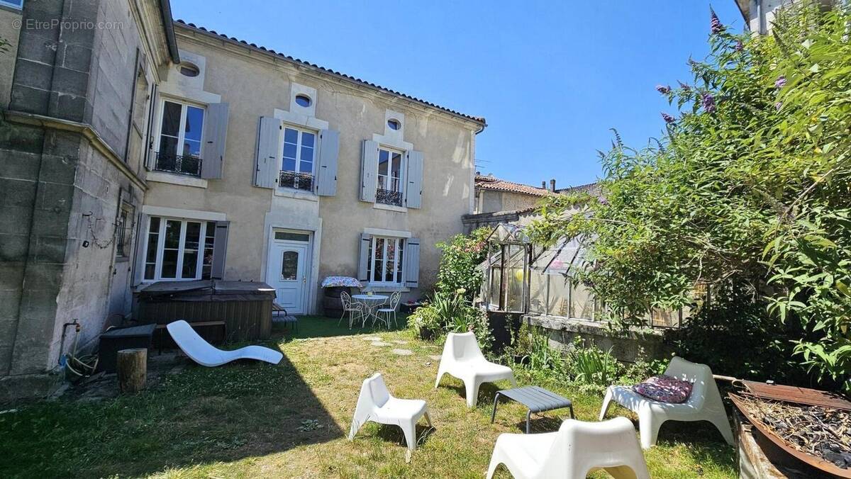 Photo 1 - Maison à BARBEZIEUX-SAINT-HILAIRE