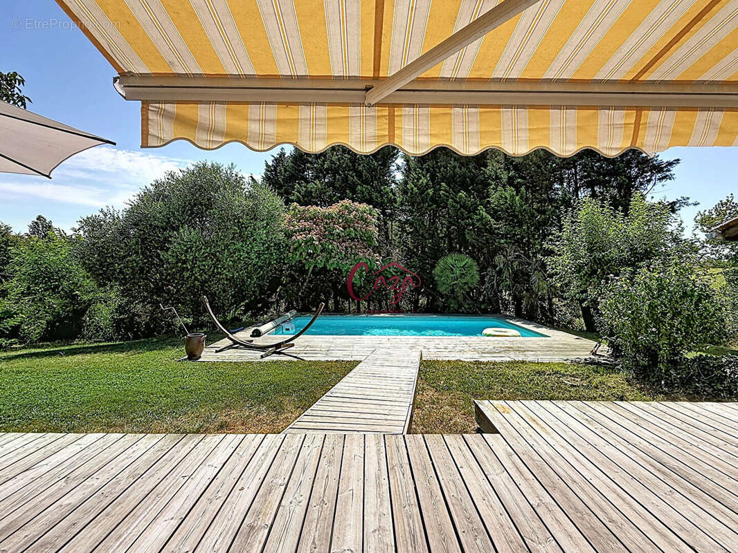 Maison rénovée avec piscine, grands garages et vaste terrain - photo 2