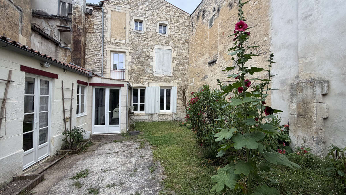 Maison à SAINT-JEAN-D'ANGELY