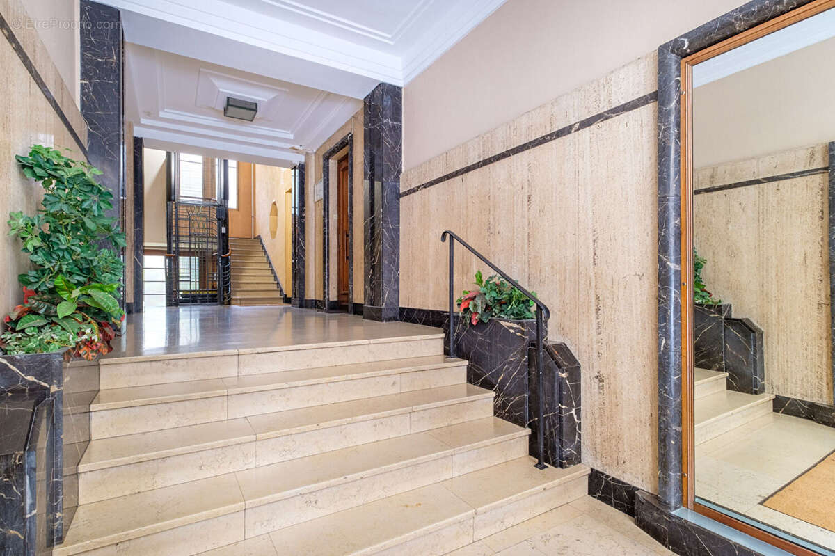 Vente appartement  1 pièce et cuisine - Lyon 6 Mairie - à rénover - photo 12