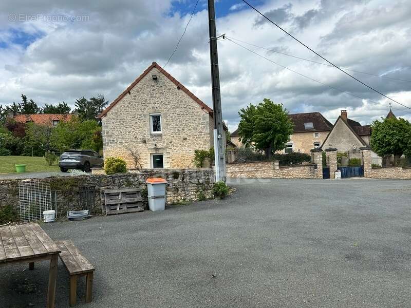 Dpt Dordogne (24), à vendre COULAURES maison P11 de 390 m² - Terrain de 4 828,00 m² - Plain pied - photo 3