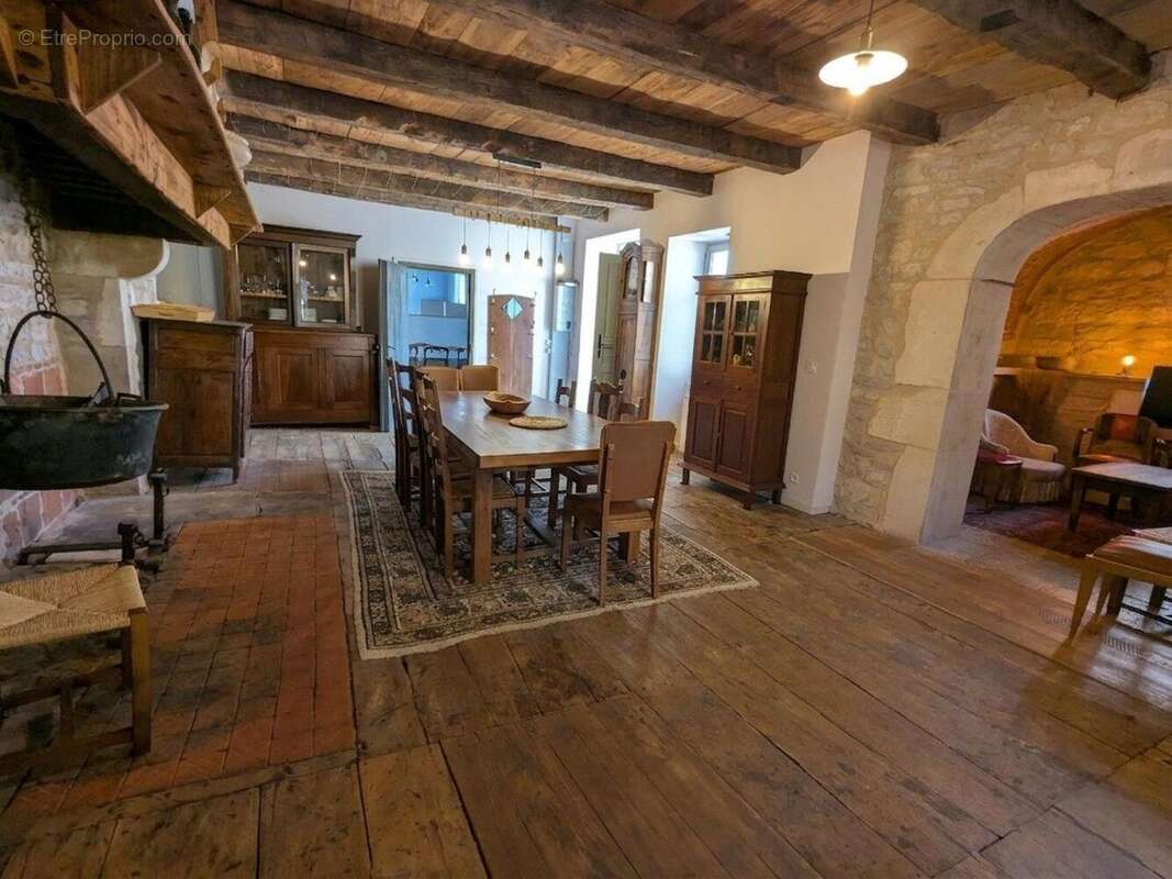 Maison 390 m² à Tour-De-Faure  - photo 9